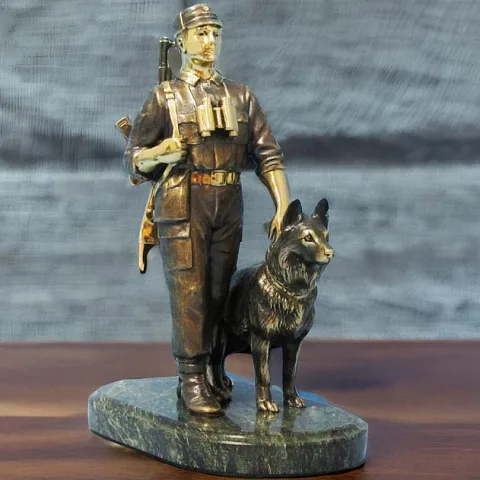 Подарочная бронзовая статуэтка «Пограничник»