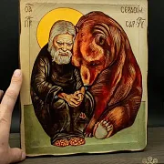 Икона деревянная "Серафим Саровский с медведем" в подарок — фотография 1