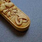 Свадебная флешка из дерева в подарок — фотография 6