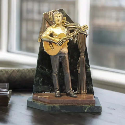 Статуэтка «В. Высоцкий на сцене» из бронзы — необычный подарок