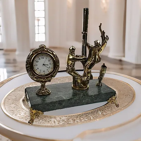 Часы с нефтяниками и буровой в подарок
