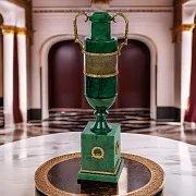 Ваза «Амфора» из малахита и яшмы — необычный подарок — фотография 1