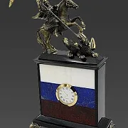 Настольные часы «Георгий Победоносец» с российским флагом — оригинальный подарок — фотография 3