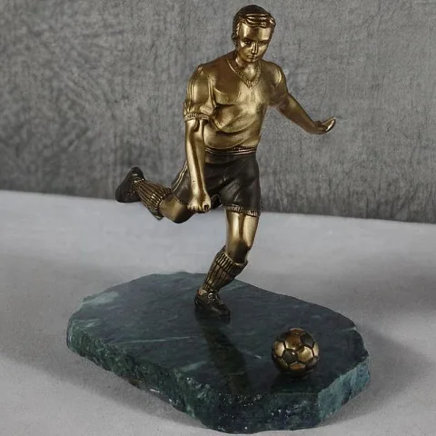 В подарок: Бронзовая статуэтка «Футболист» со змеевиком, 1,6 кг