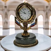 На память: Настольные часы с российским флагом из бронзы и змеевика — фотография 1