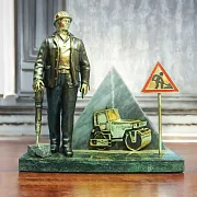 Бронзовый сувенир «Работник ДРСУ 1» — оригинальный подарок — фотография 1