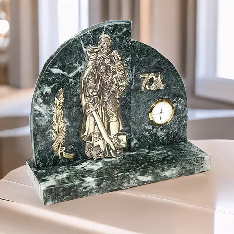 Часы с солдатом и мечом в подарок