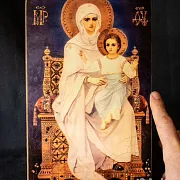 Икона деревянная "Богоматерь на престоле" — необычный подарок — фотография 1