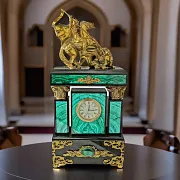 Подарочные каминные часы «Георгий Победоносец» из малахита — фотография 1
