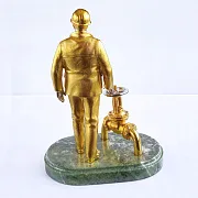 Бронзовая статуэтка «Работник ЖКХ» на змеевике — необычный подарок — фотография 2