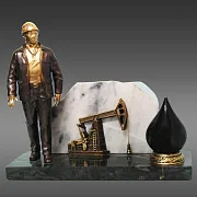 Бронзовый сувенир «Работник нефтяной промышленности 3» — оригинальный подарок — фотография 2